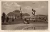 Pavillon des Wehrwesens, links Pavillon der Erziehung, rechts in der Luft Fesselballon