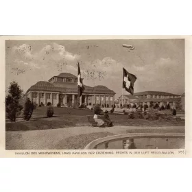   Pavillon des Wehrwesens, links Pavillon der Erziehung, rechts in der Luft Fesselballon