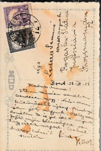 Hölgy és úr nyitott autóban