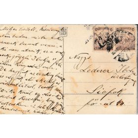 Piros ruhás gyermek, játékokkal