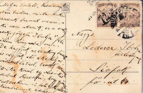 Piros ruhás gyermek, játékokkal